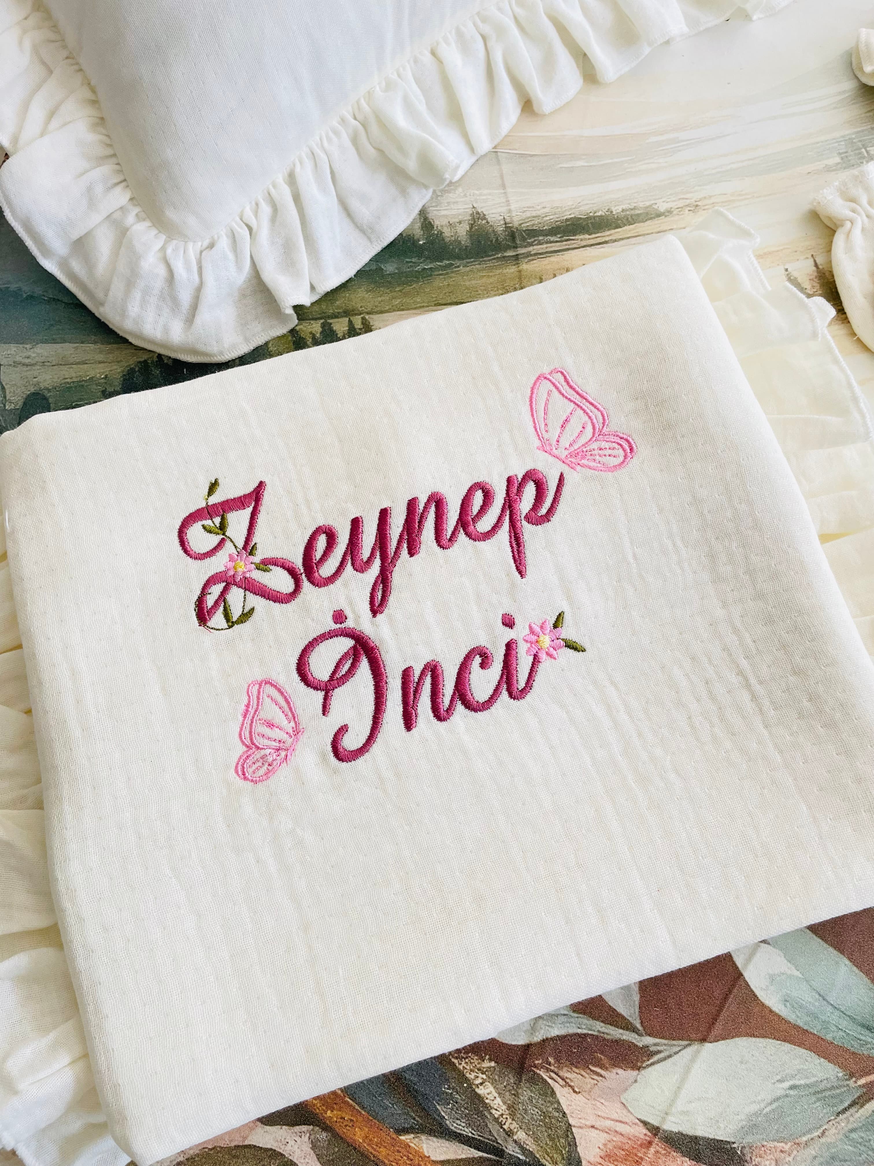 Çiçekli sarmaşık ve kelebek desenli müslin set görsel 2